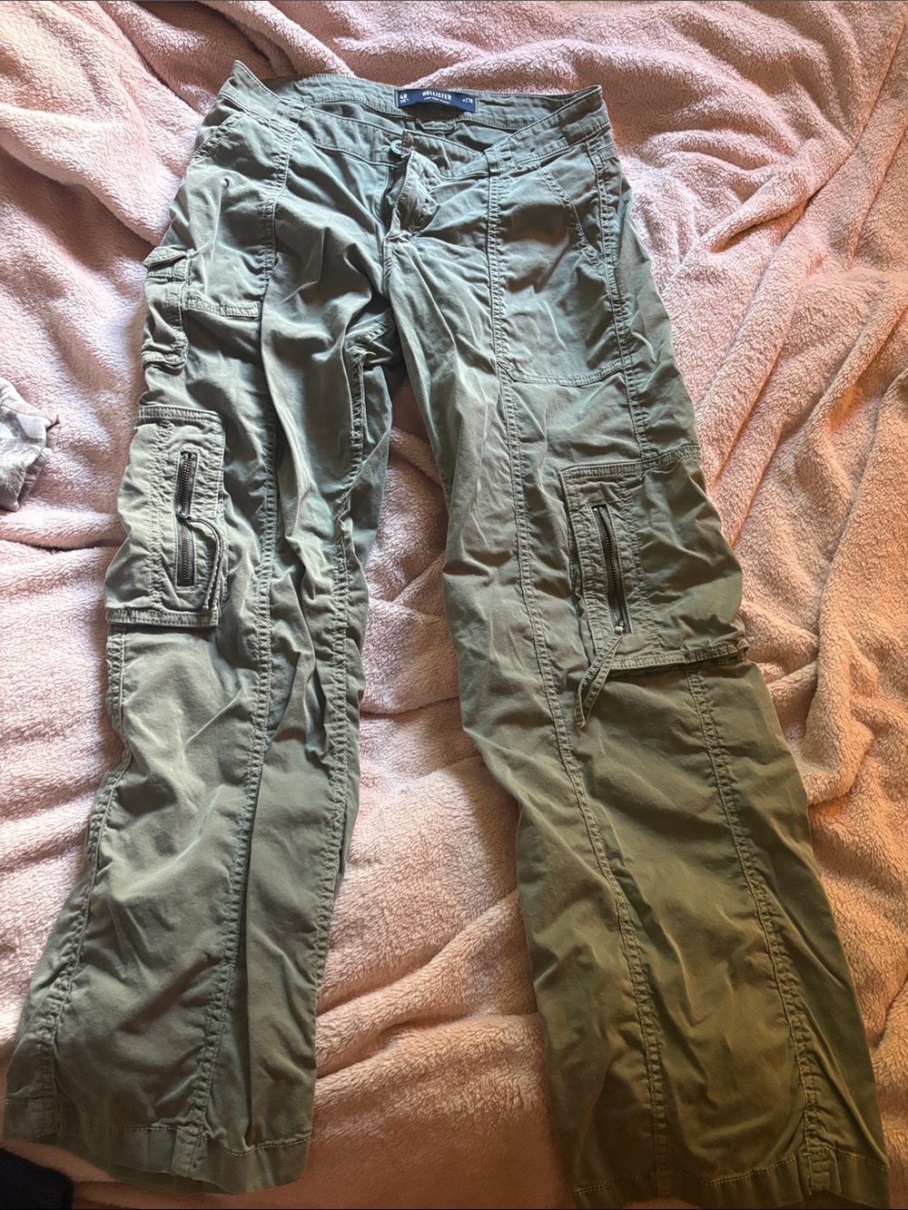 Women’s Olive Green Cargo Pants with Multi-Pocket Utility Design